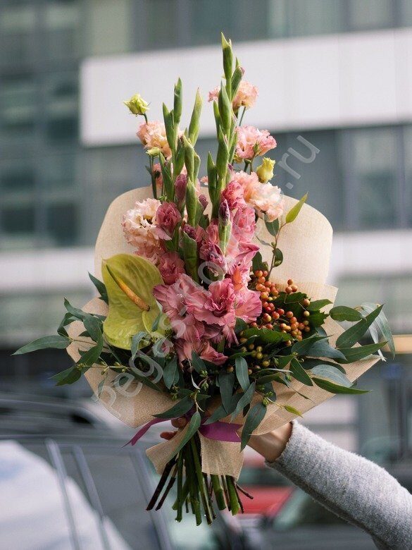 Букет цветов гладиолусов