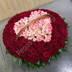 Корзина с розовым серцем и зеленью